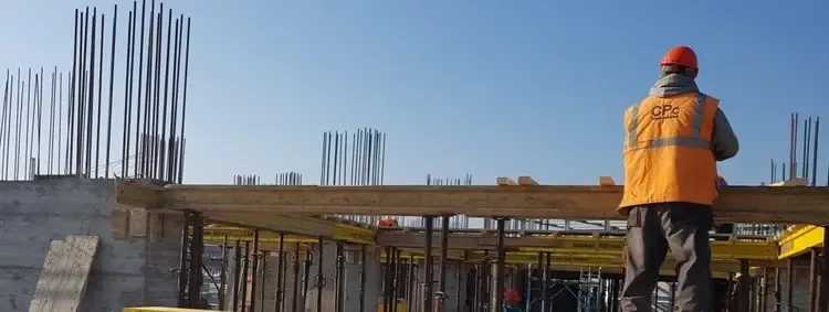 Lucrător Crepet Construct cu vestă CPC pe șantier, la armături și cofraje